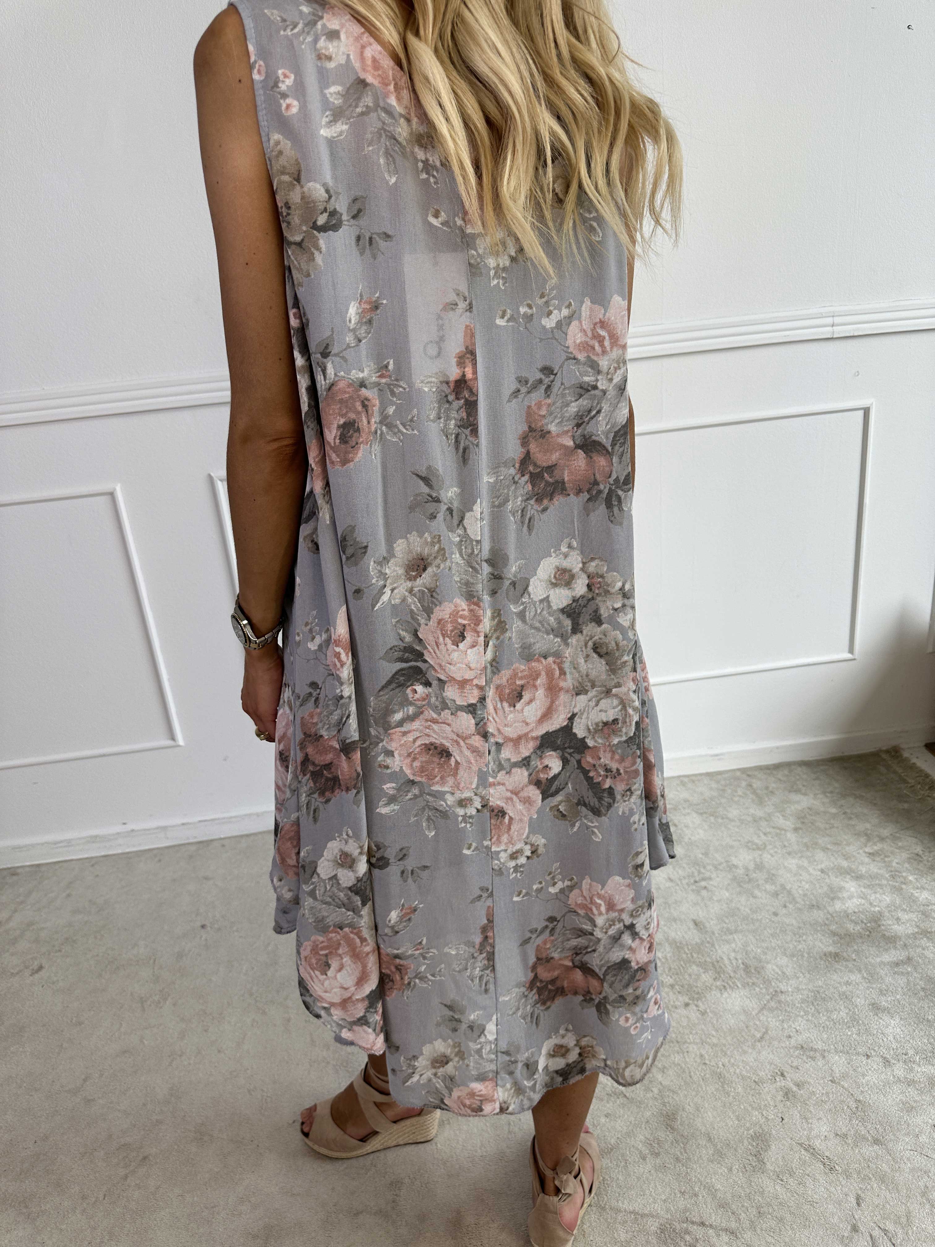 Pandoa - Söt klänning i viskos med blommotiv